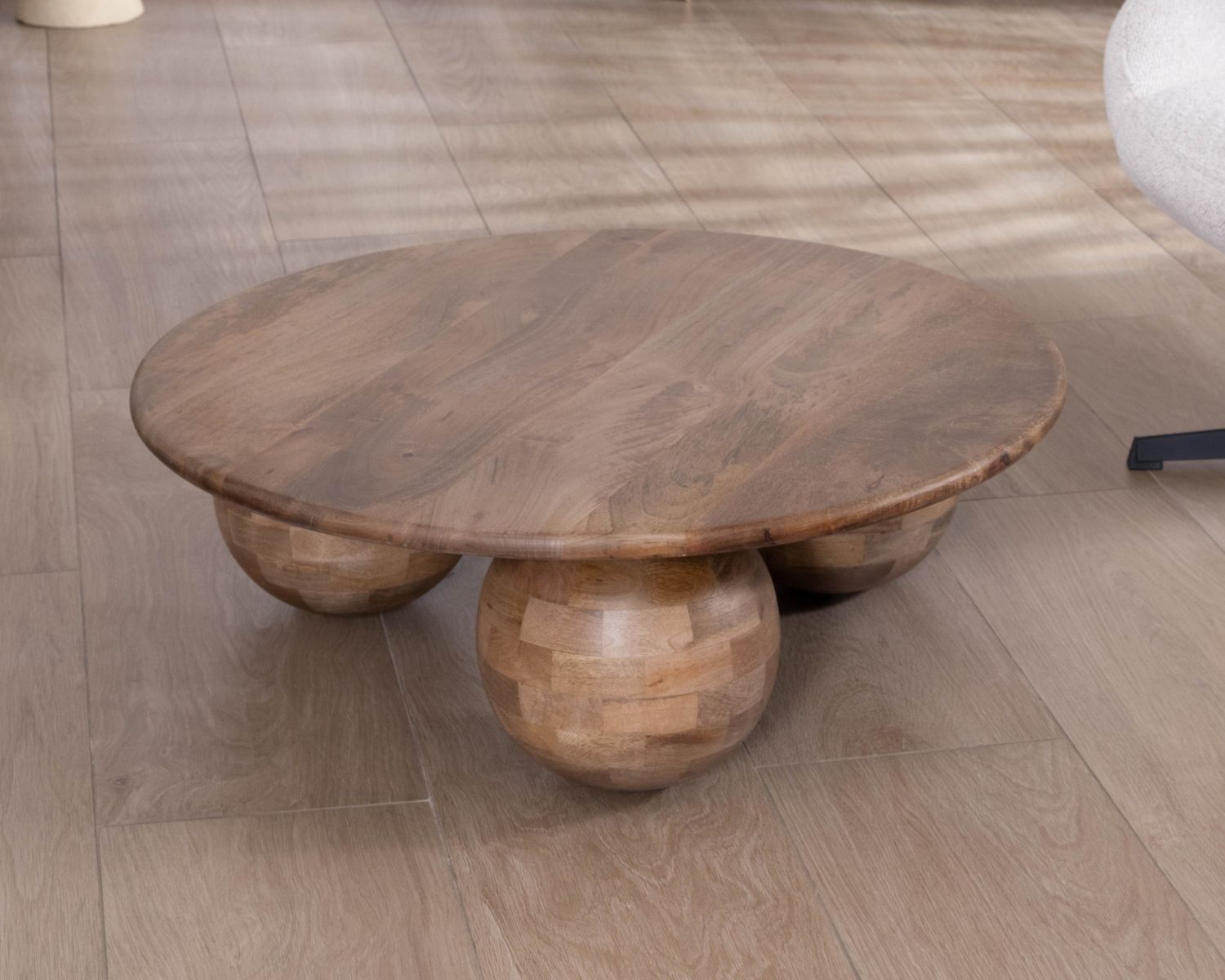 Tavolino rotondo "Oxyma" in legno di mango massiccio, design puro e organico
