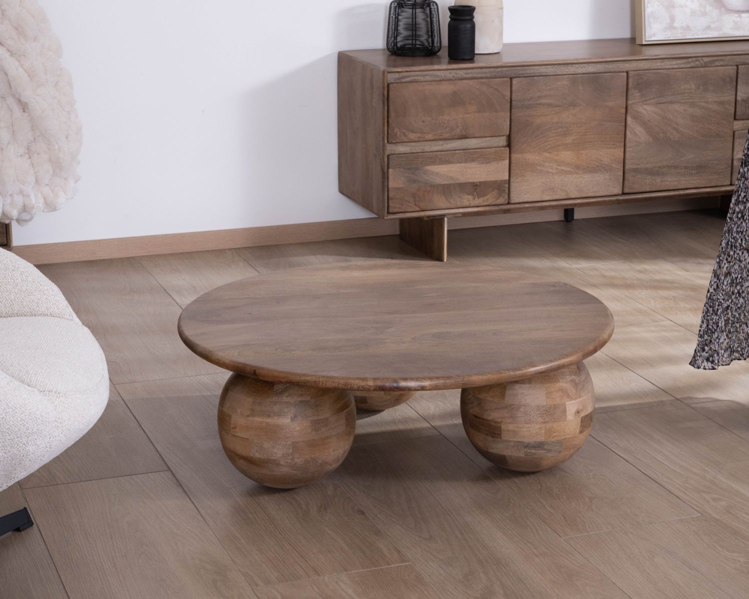 Tavolino rotondo "Oxyma" in legno di mango massiccio, design puro e organico
