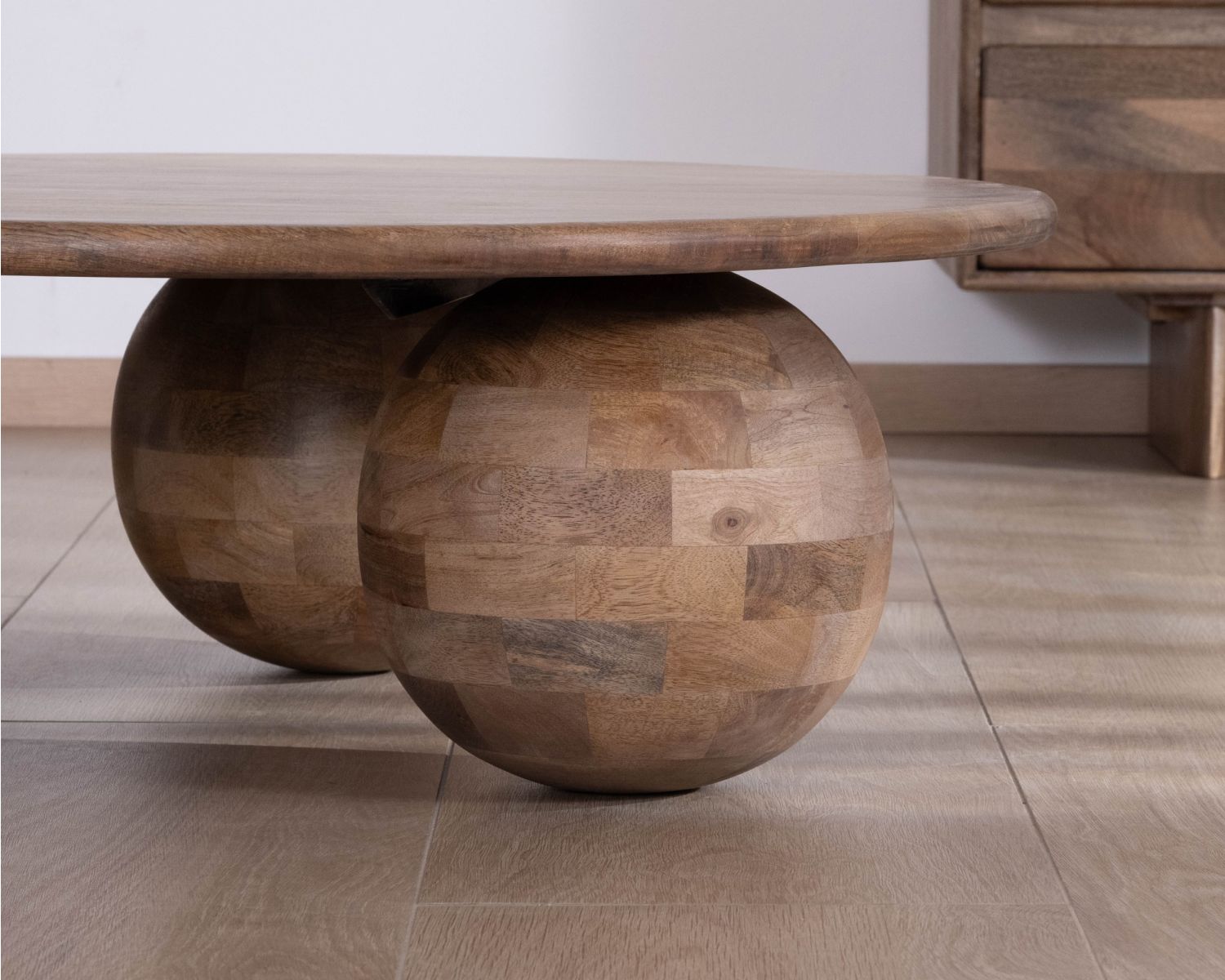 Tavolino rotondo "Oxyma" in legno di mango massiccio, design puro e organico