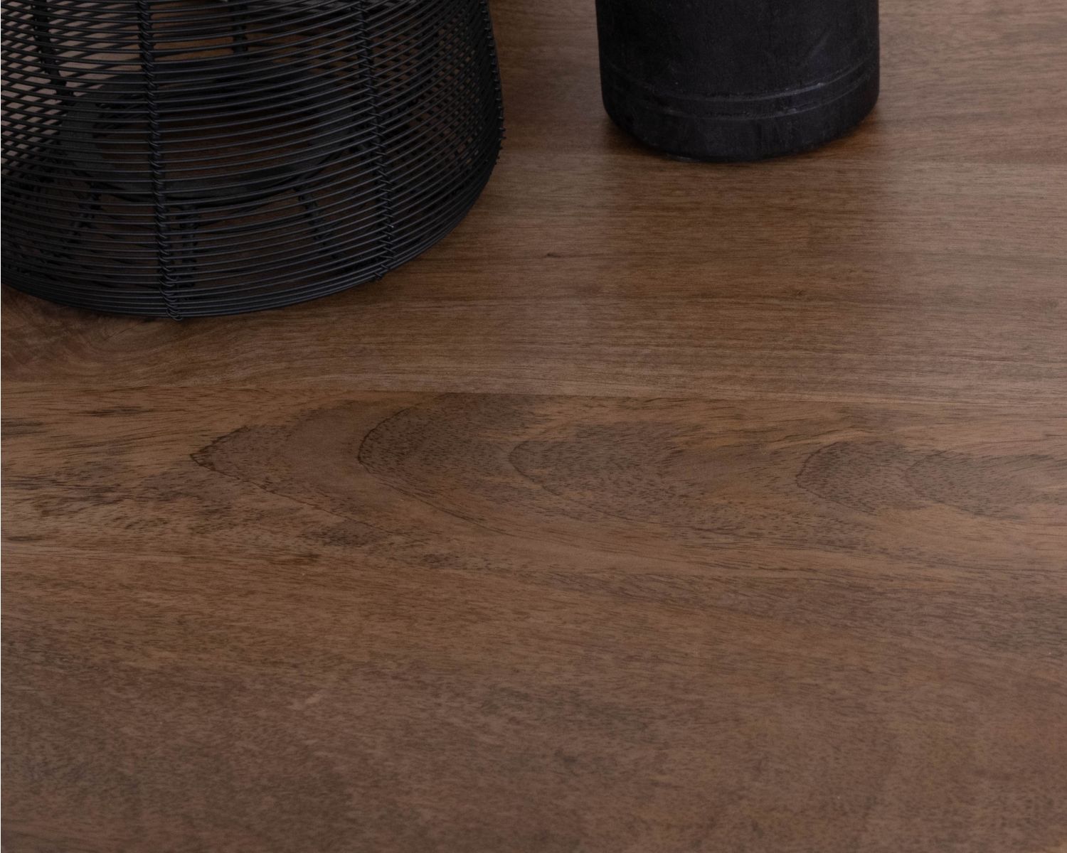 Tavolino rotondo "Oxyma" in legno di mango massiccio, design puro e organico