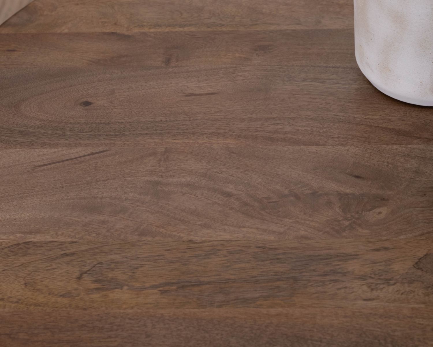 Tavolino rotondo "Oxyma" in legno di mango massiccio, design puro e organico