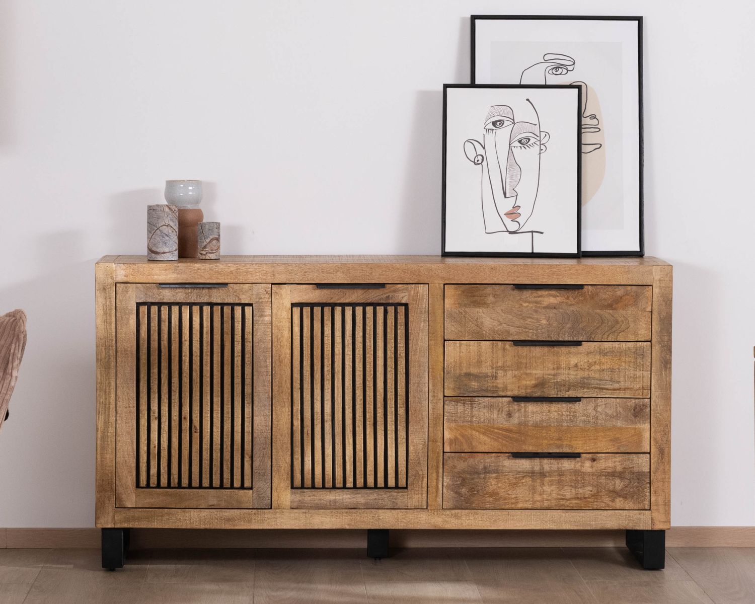 Credenza "Manoha" in legno di mango con decorazione a righe nere reversibili