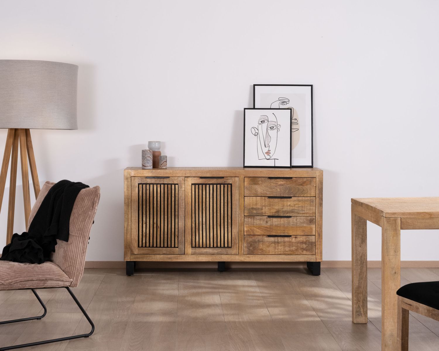 Credenza "Manoha" in legno di mango con decorazione a righe nere reversibili