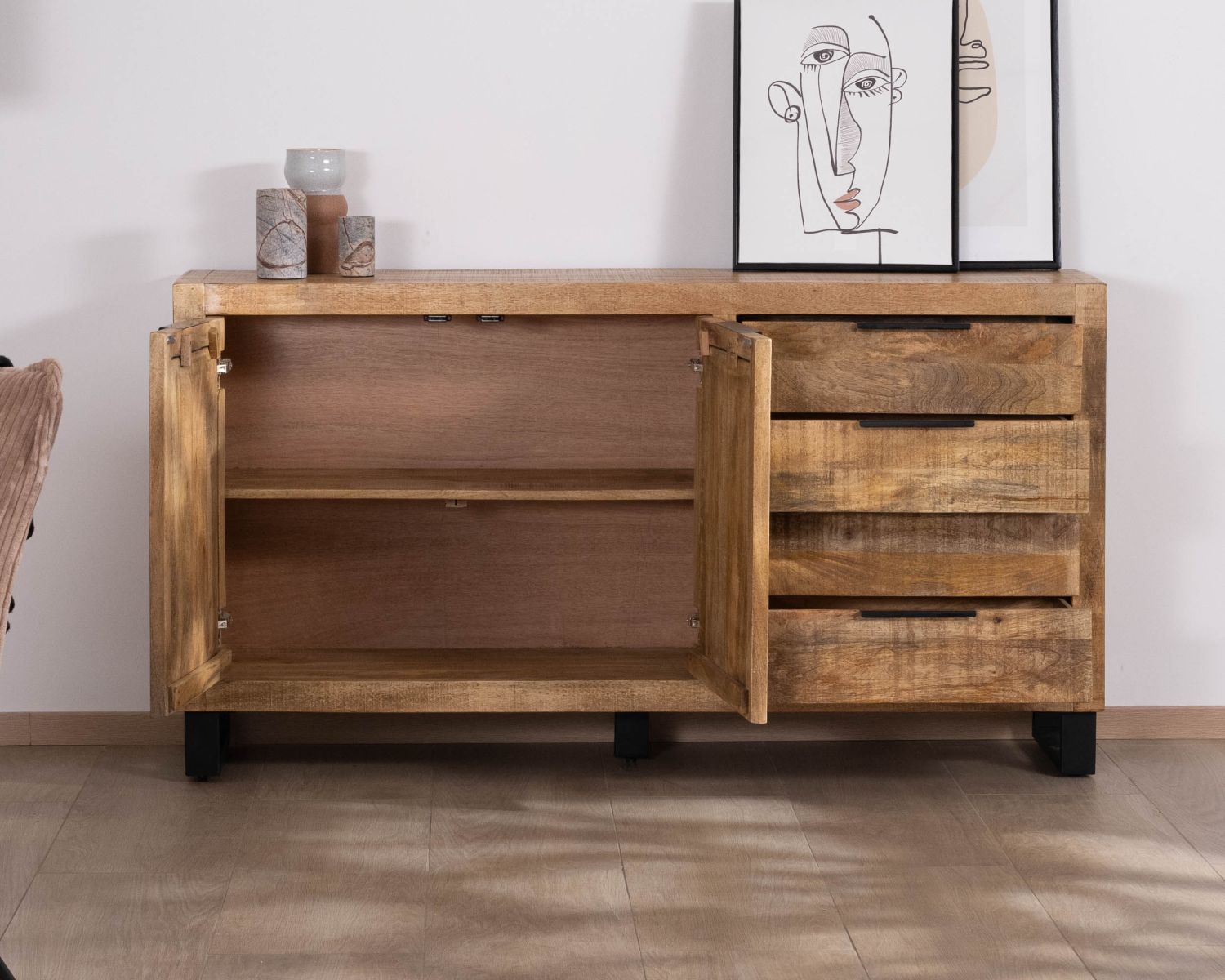Credenza "Manoha" in legno di mango con decorazione a righe nere reversibili