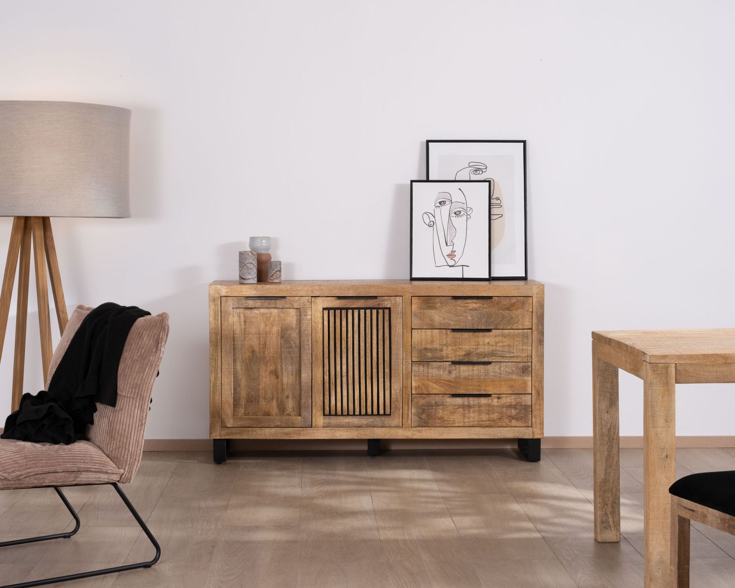 Credenza "Manoha" in legno di mango con decorazione a righe nere reversibili
