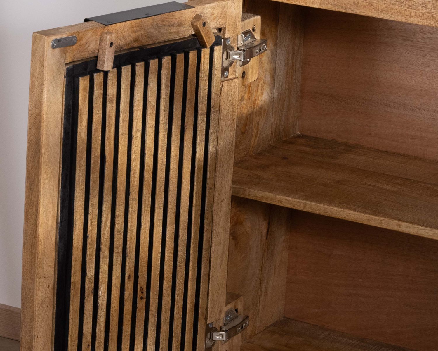 Credenza "Manoha" in legno di mango con decorazione a righe nere reversibili