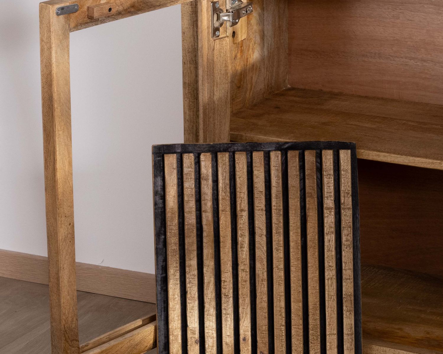 Credenza "Manoha" in legno di mango con decorazione a righe nere reversibili