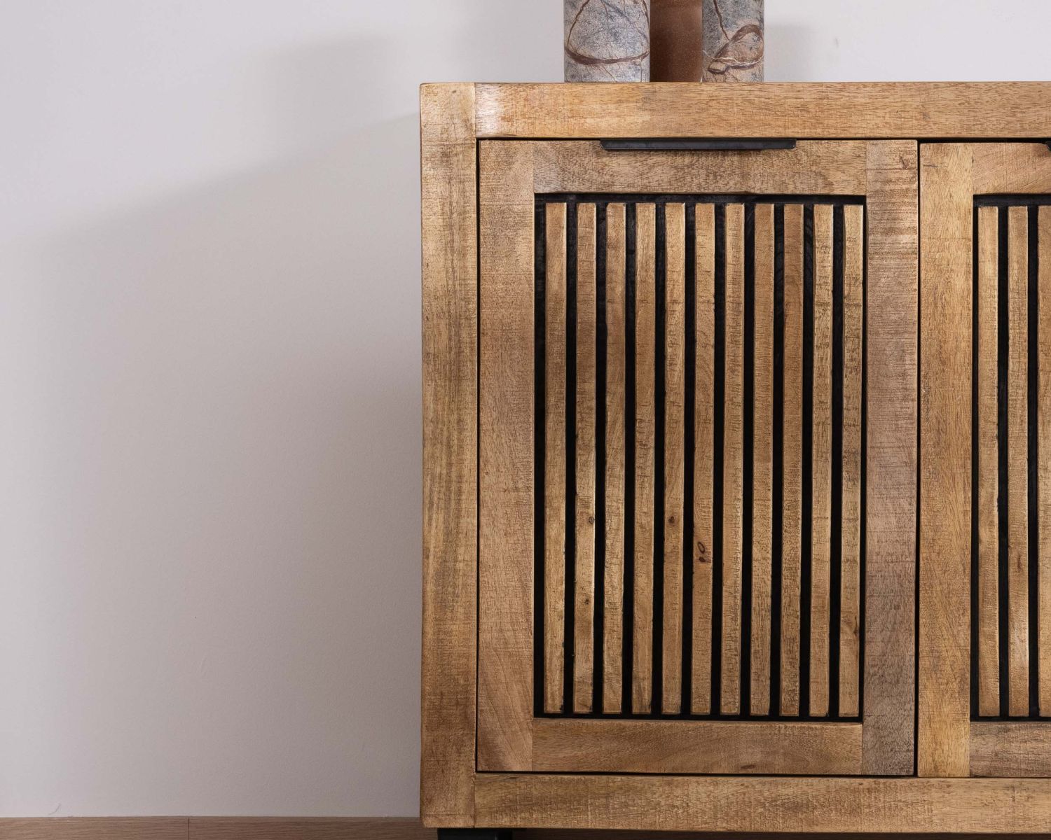 Credenza "Manoha" in legno di mango con decorazione a righe nere reversibili
