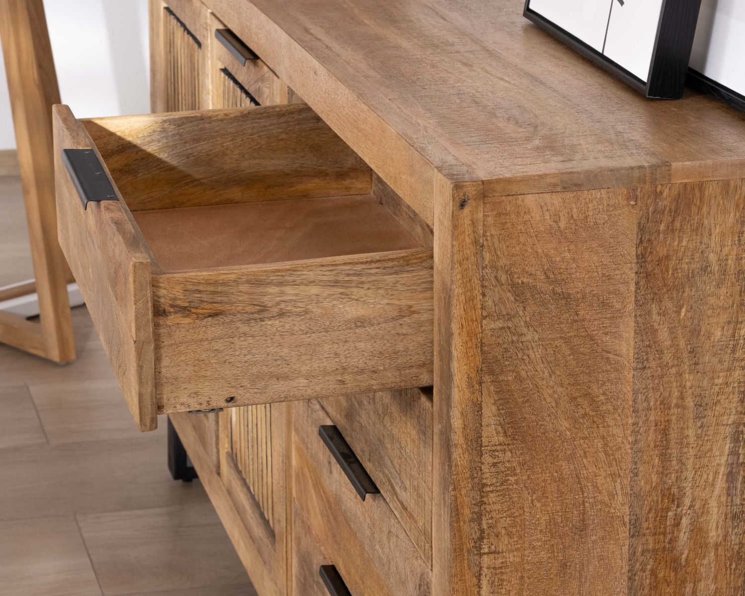 Credenza "Manoha" in legno di mango con decorazione a righe nere reversibili