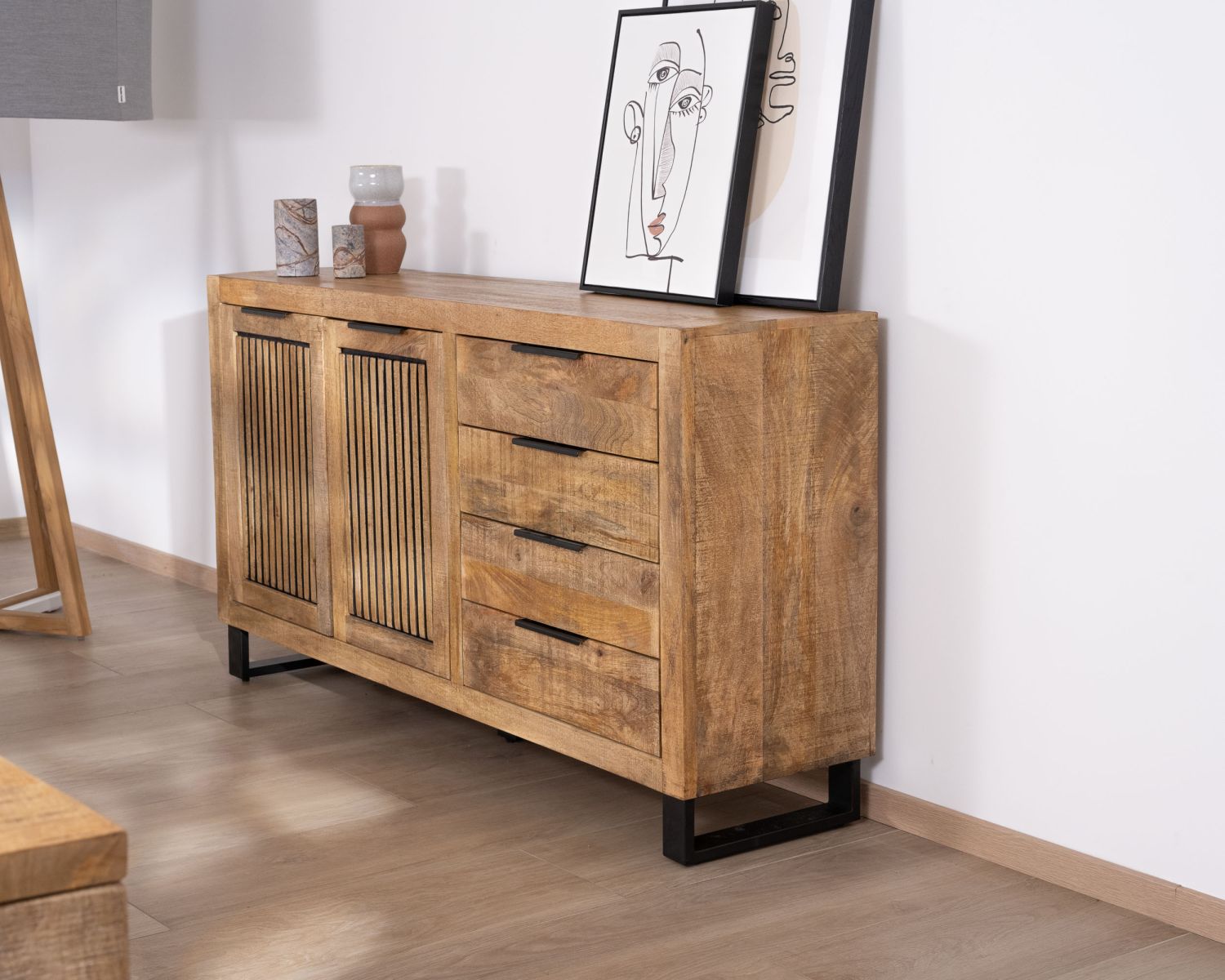 Credenza "Manoha" in legno di mango con decorazione a righe nere reversibili