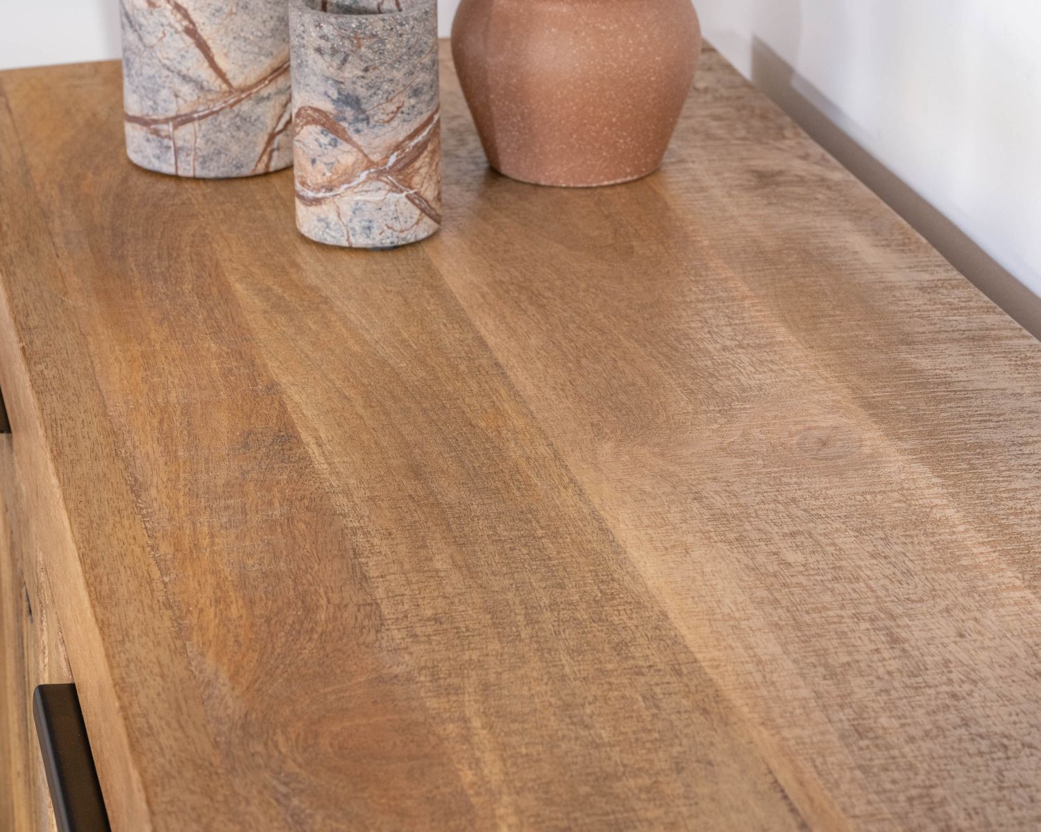 Credenza "Manoha" in legno di mango con decorazione a righe nere reversibili