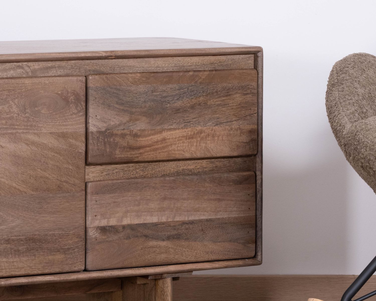 Porta TV Japandi "Geta" da 160 cm in legno massiccio di mango, design ordinato