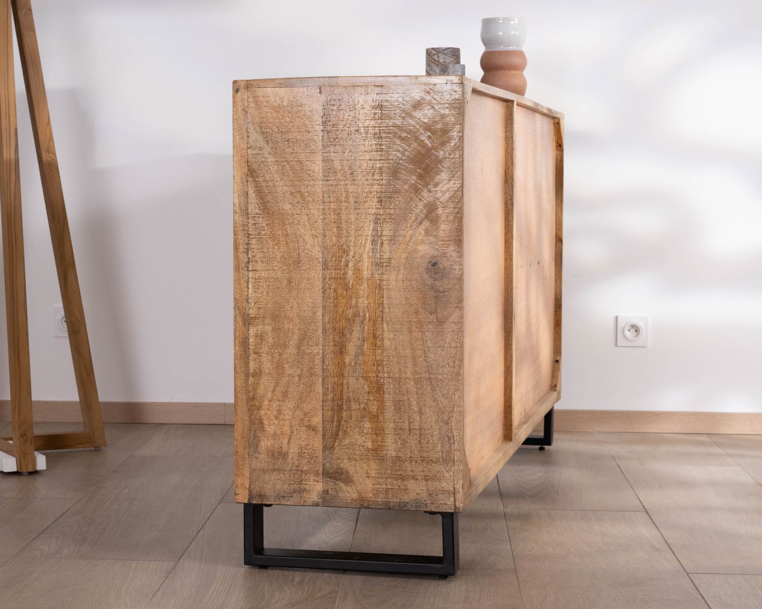 Credenza "Manoha" in legno di mango con decorazione a righe nere reversibili