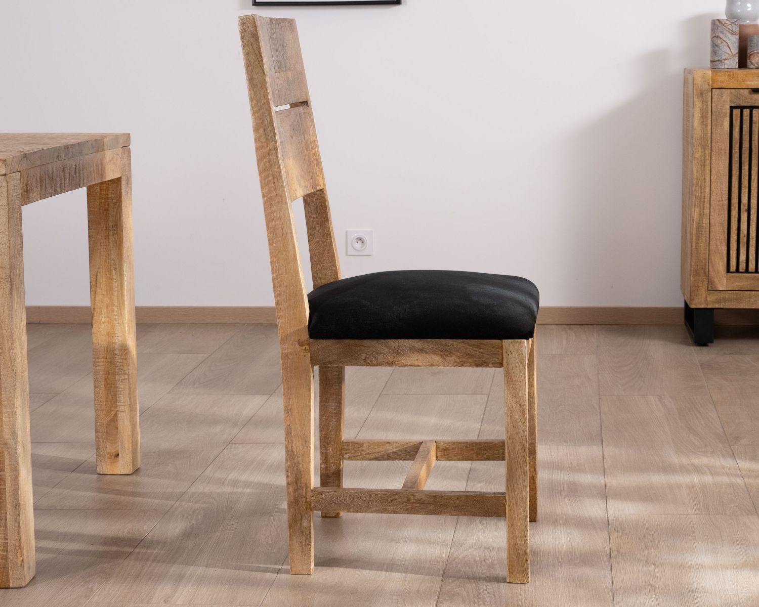 Set di 2 sedie da pranzo "Manoha" in mango grezzo, seduta imbottita in tessuto