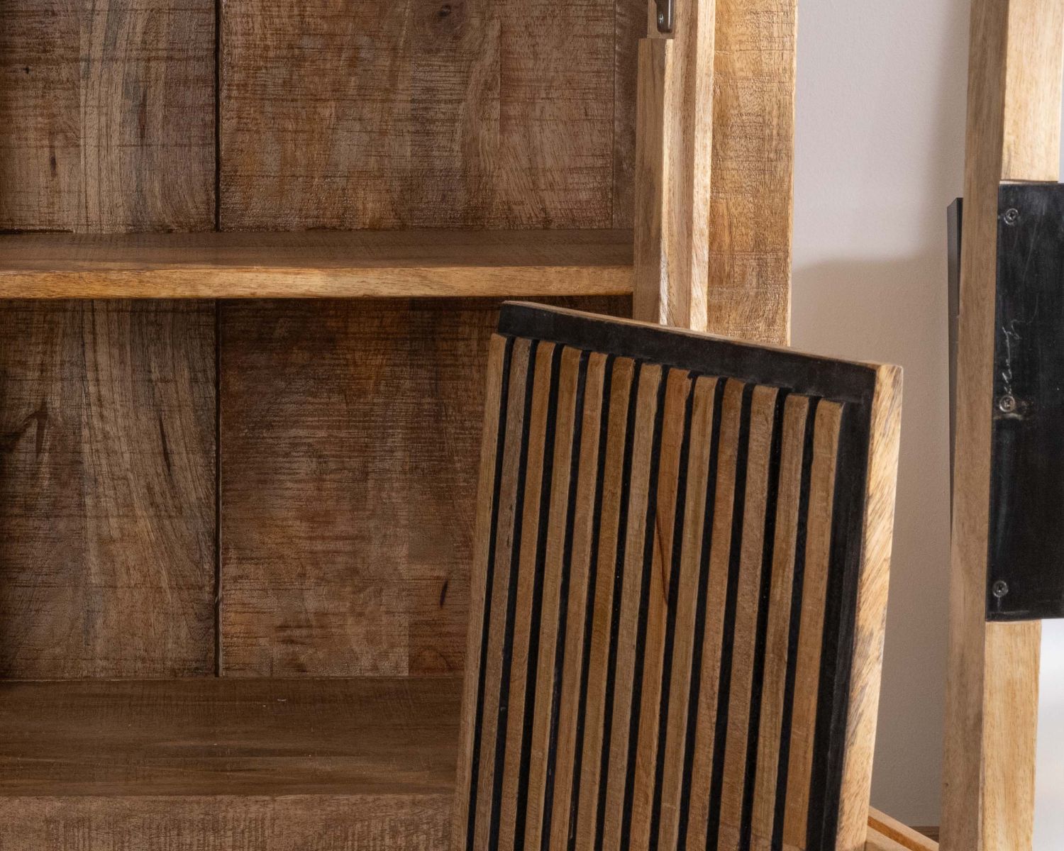 Argentier in legno di mango e gambe in metallo "Manoha" con ante reversibili a righe