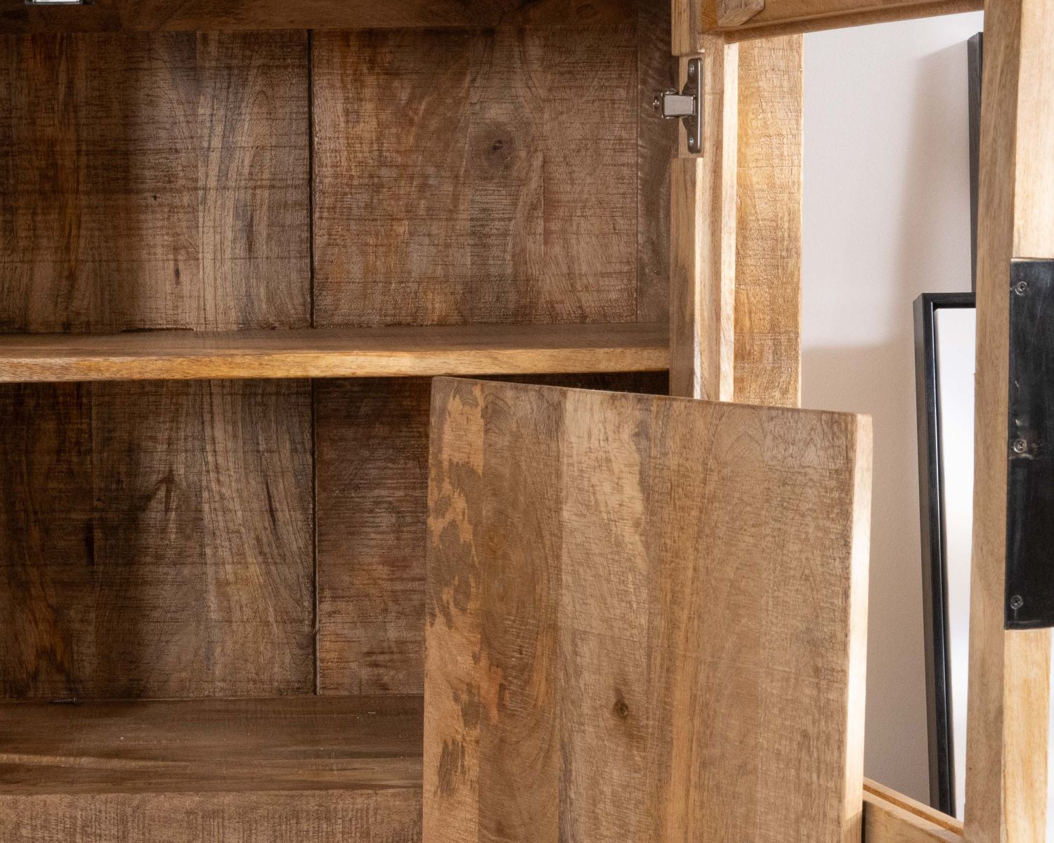 Argentier in legno di mango e gambe in metallo "Manoha" con ante reversibili a righe