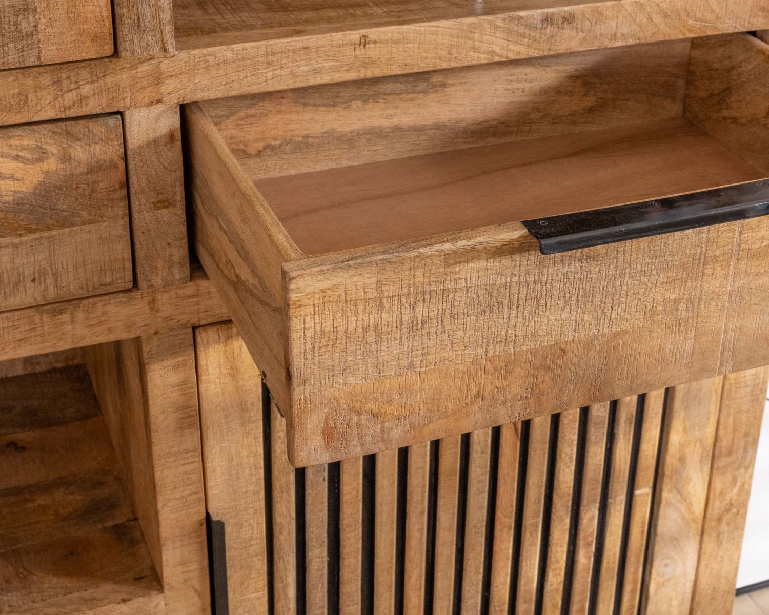 Argentier in legno di mango e gambe in metallo "Manoha" con ante reversibili a righe