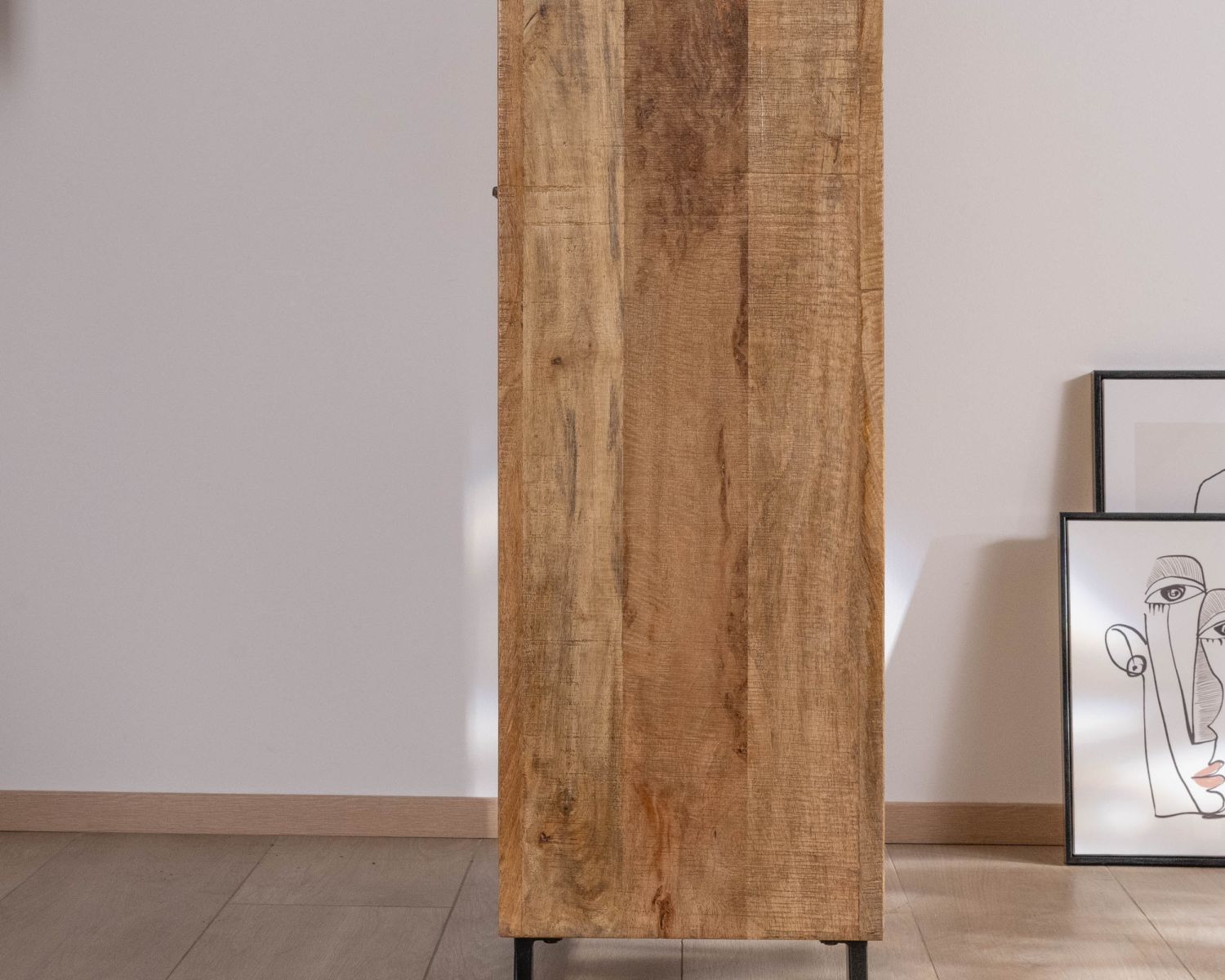 Argentier in legno di mango e gambe in metallo "Manoha" con ante reversibili a righe