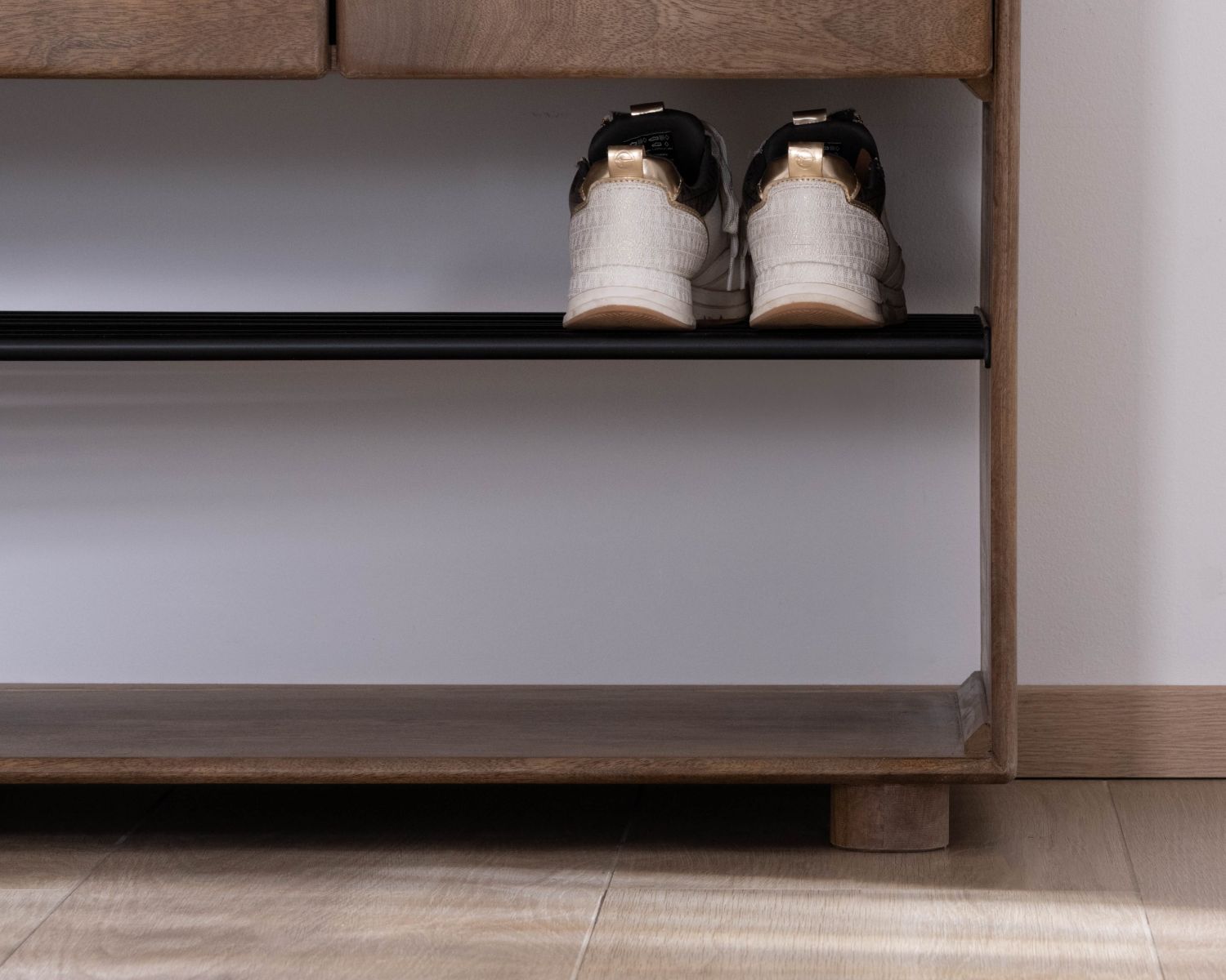 Scarpiera "Geta" in mango massiccio con contenitori