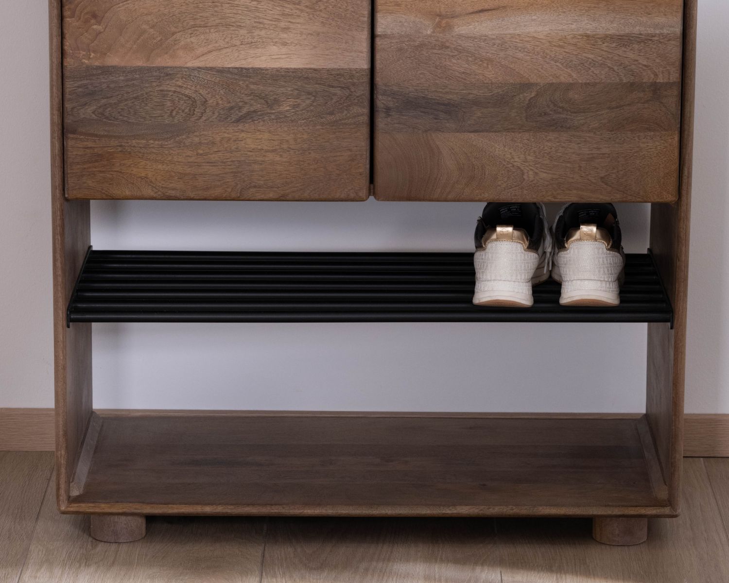 Scarpiera "Geta" in mango massiccio con contenitori