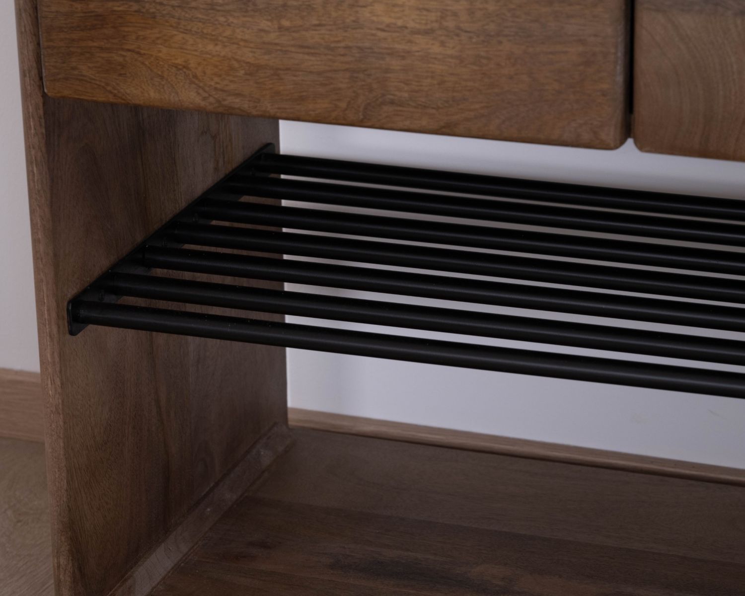 Scarpiera "Geta" in mango massiccio con contenitori