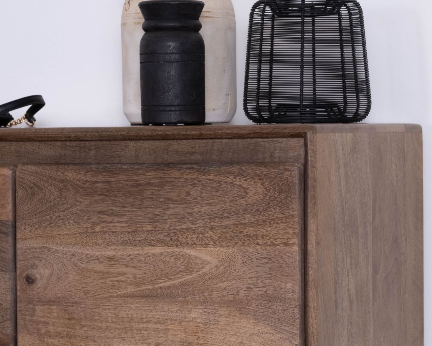 Scarpiera "Geta" in mango massiccio con contenitori