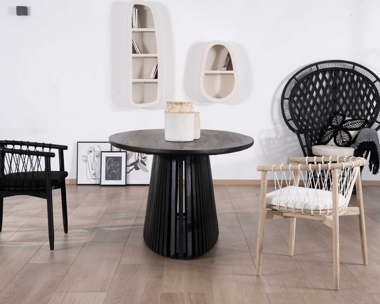 Tavolo da pranzo ovale "Dutipi" da 210 cm in teak nero con gamba centrale traforata