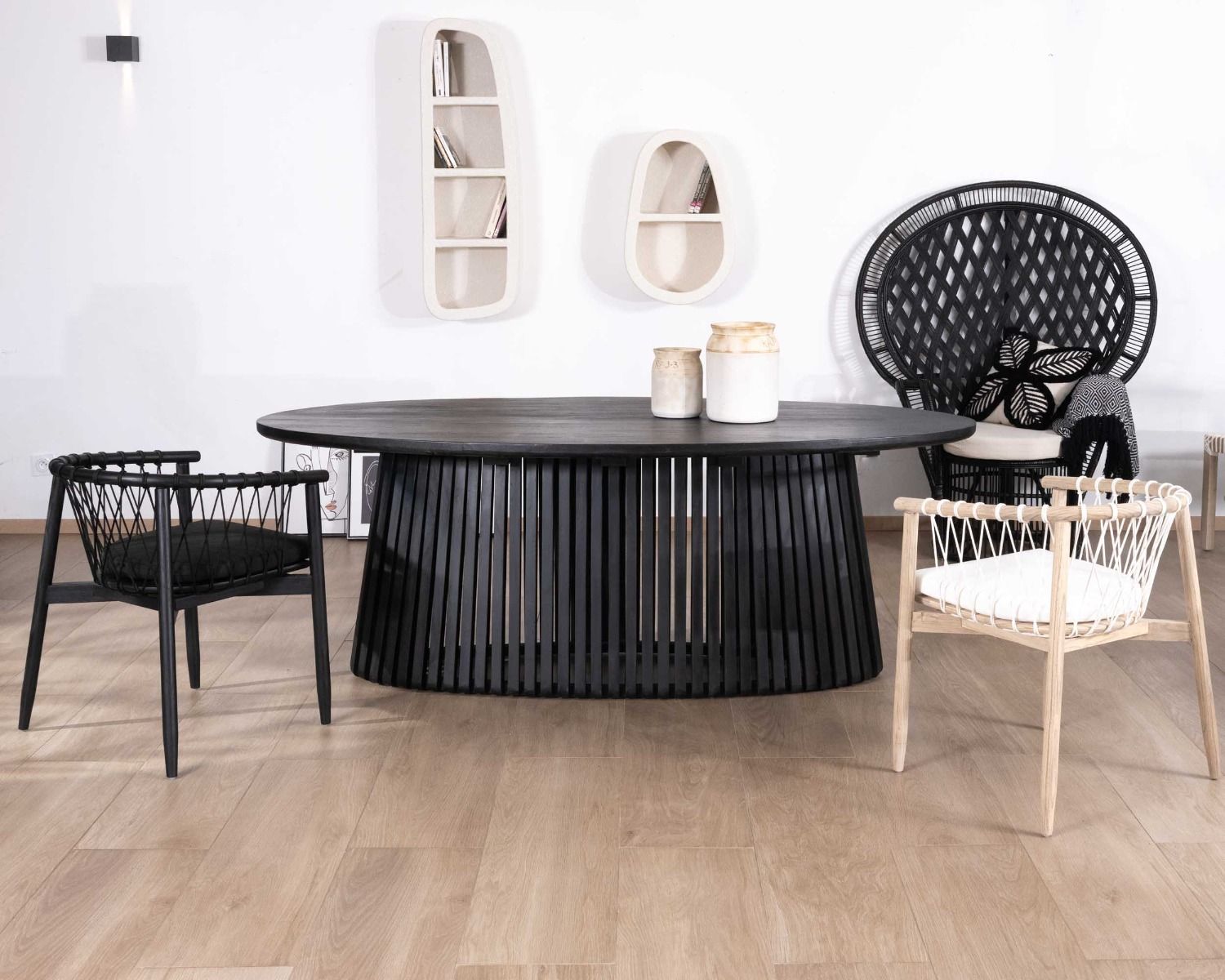 Tavolo da pranzo ovale "Dutipi" da 210 cm in teak nero con gamba centrale traforata