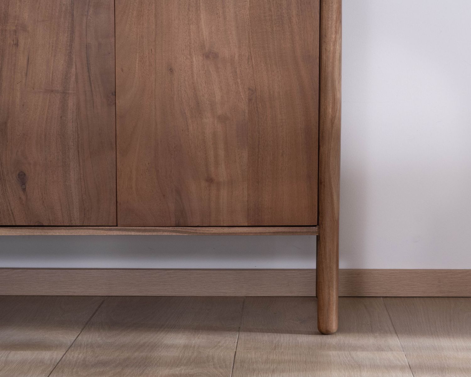 Credenza "Yona" a 4 ante in acacia massiccia - design elegante