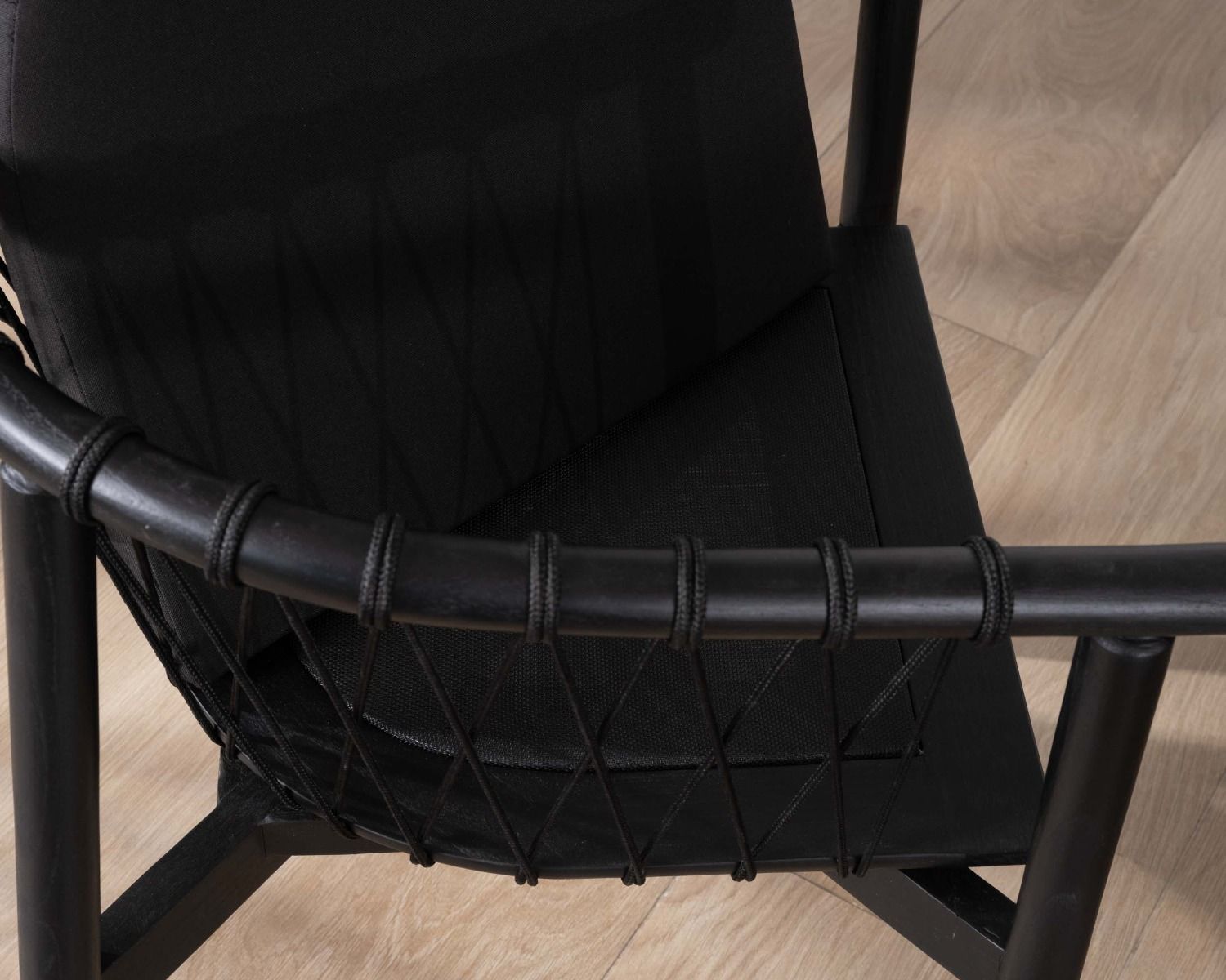 Sedia da pranzo in legno nero "Katue" con corda intrecciata