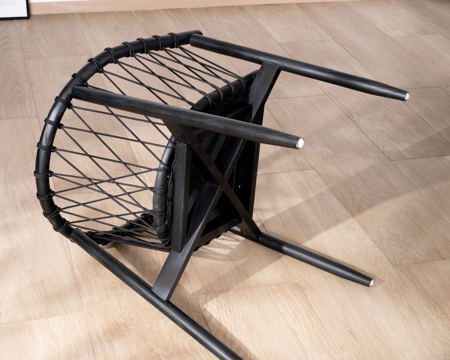 Sedia da pranzo in legno nero "Katue" con corda intrecciata