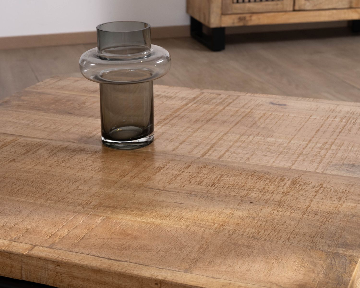 Tavolino quadrato in mango "Manoha" da 80 cm con gambe in metallo e ampio cassetto