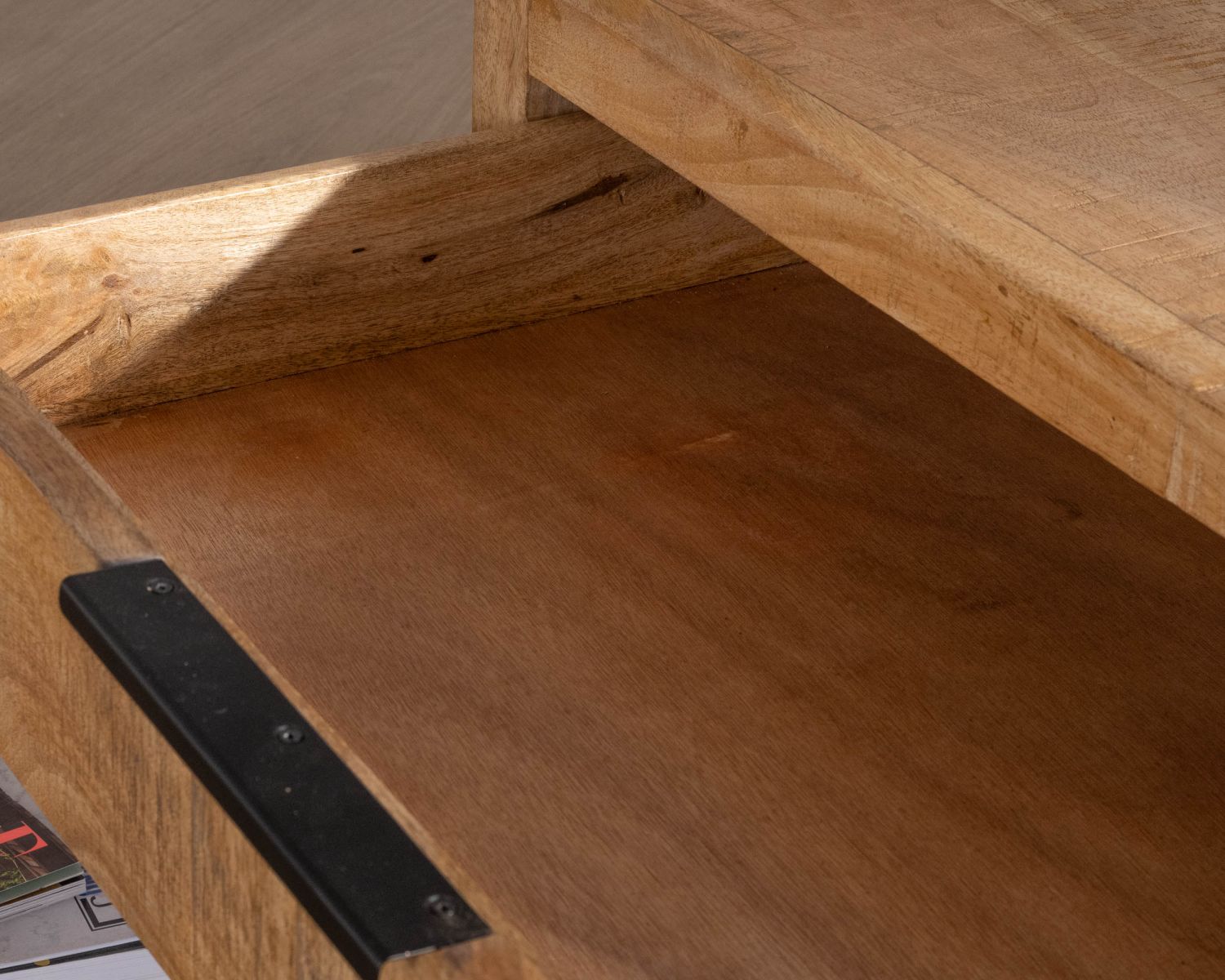 Tavolino quadrato in mango "Manoha" da 80 cm con gambe in metallo e ampio cassetto