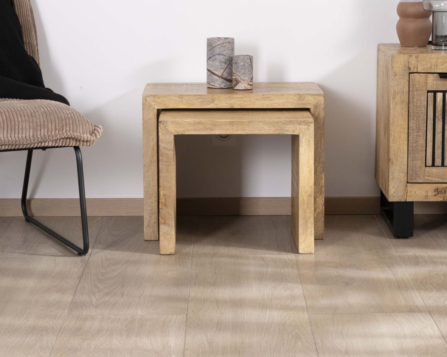 Coppia di tavolini nidificanti "Manoha" in legno di mango, linee pure