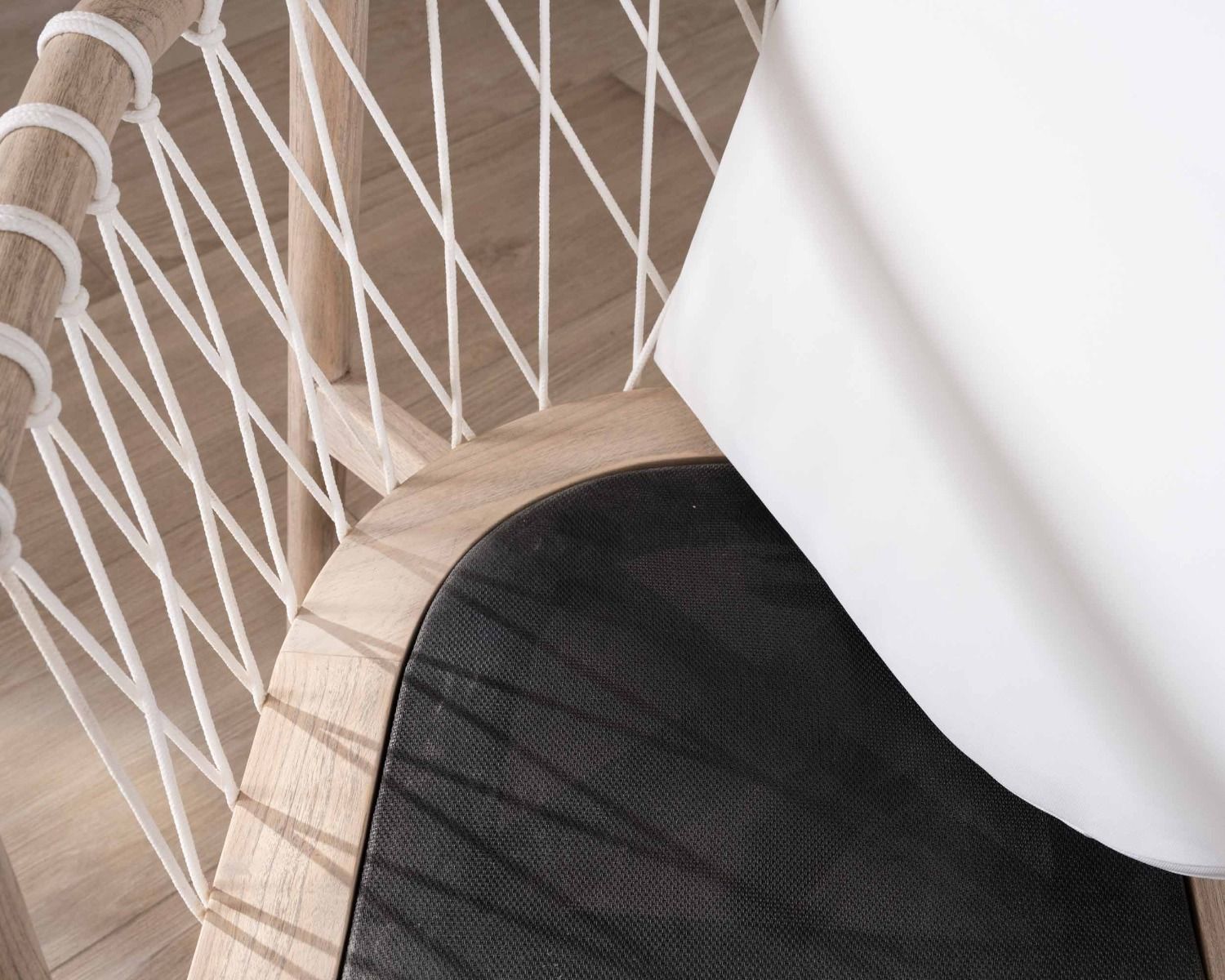 Sedia da pranzo in legno nero "Katue" con corda intrecciata