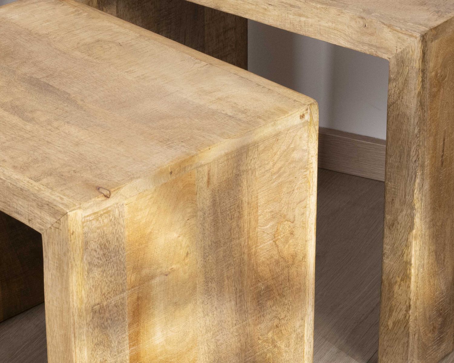 Coppia di tavolini nidificanti "Manoha" in legno di mango, linee pure