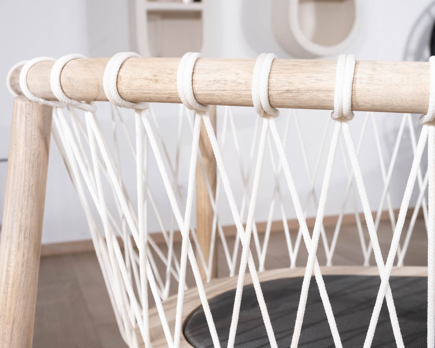 Sedia da pranzo "Katue" in legno e corda intrecciata