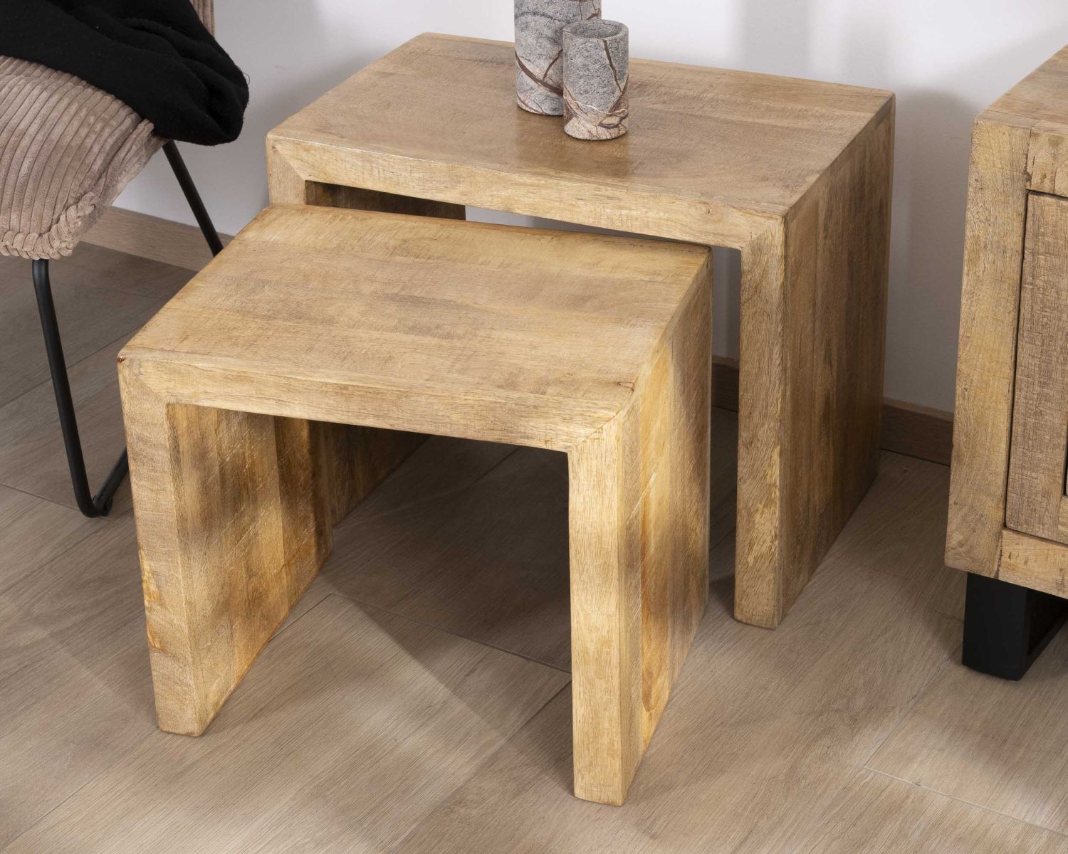 Coppia di tavolini nidificanti "Manoha" in legno di mango, linee pure