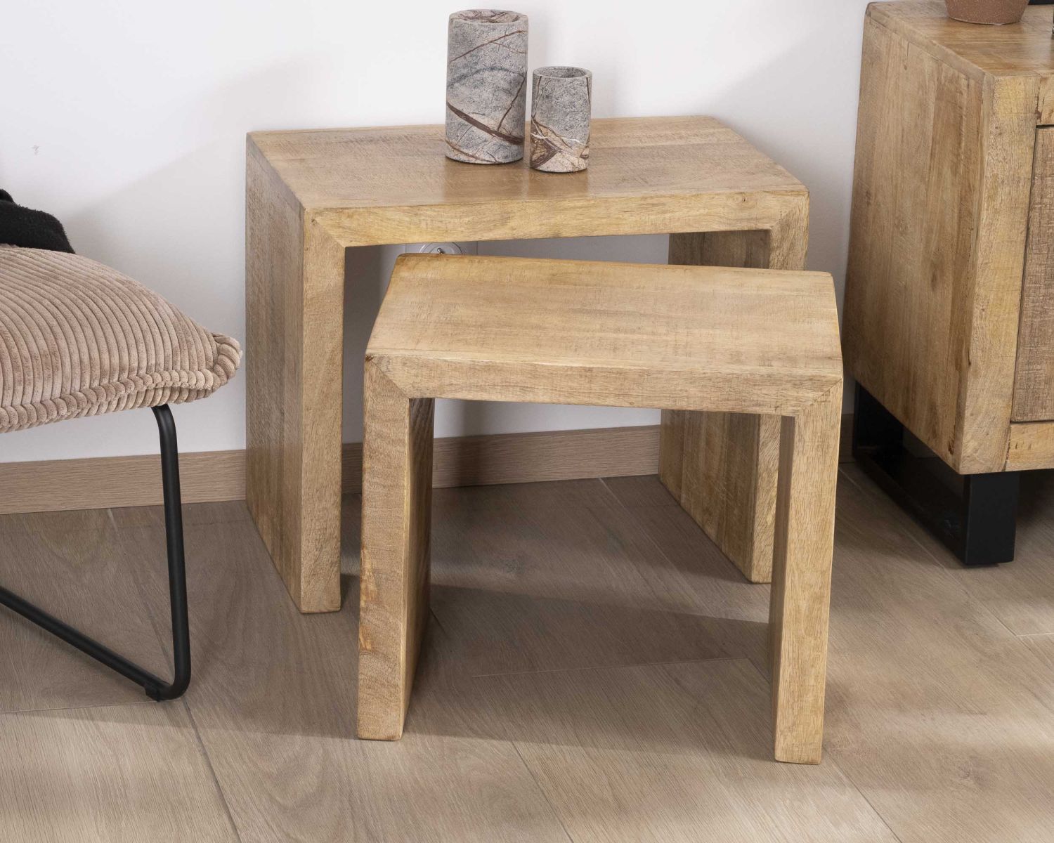 Coppia di tavolini nidificanti "Manoha" in legno di mango, linee pure