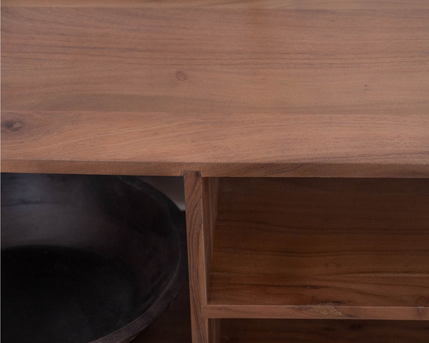 Porta TV in stile giapponese "Yona" da 130 cm in acacia massiccia