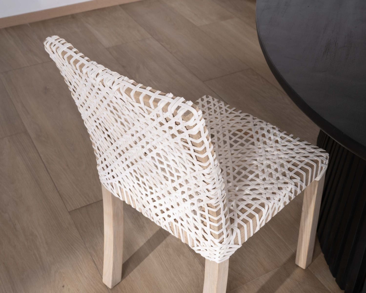 Set di 2 sedie da pranzo "Mambow" in teak e pelle intrecciata bianca