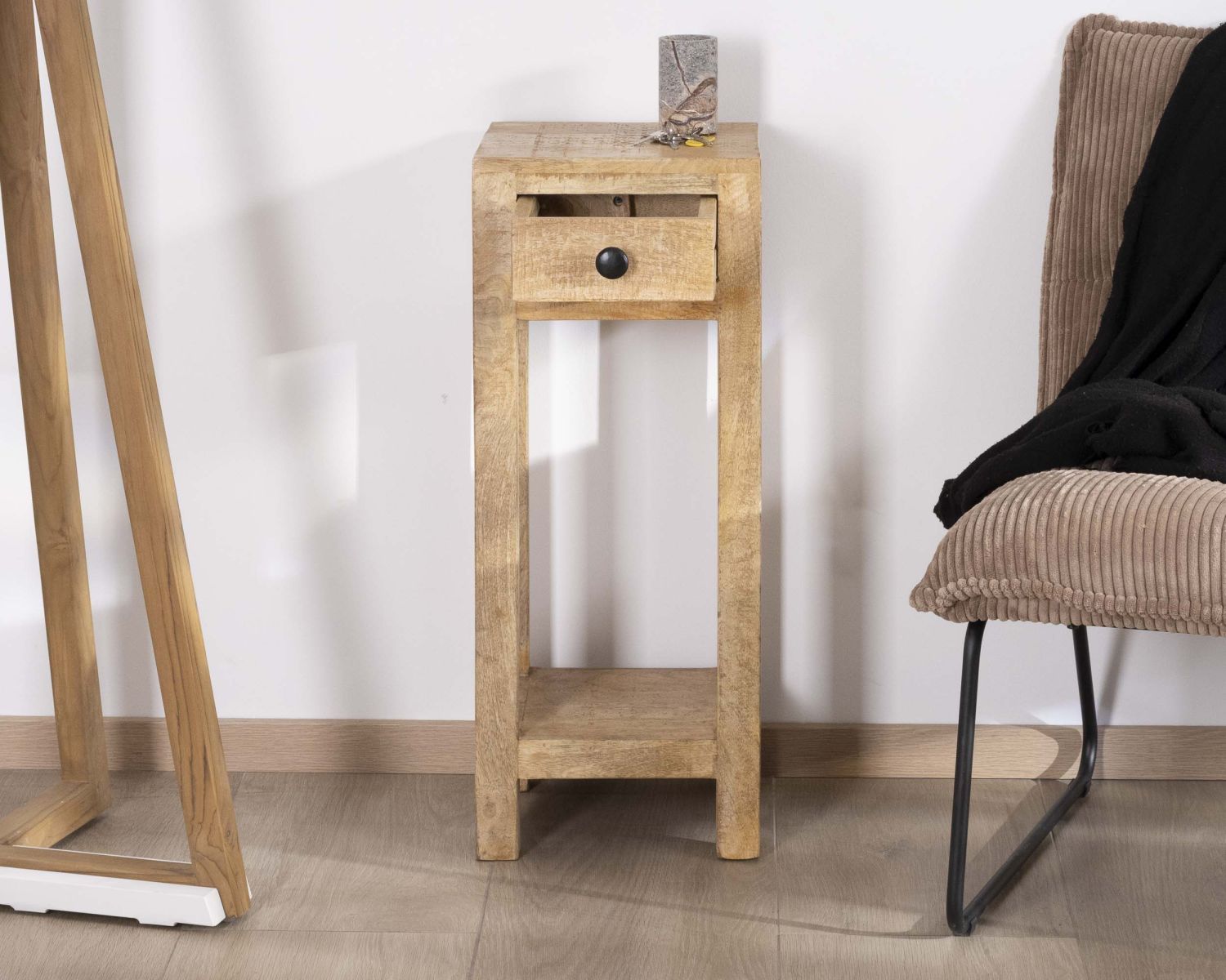 Comodino o piedistallo alto "Manoha" con 1 cassetto in mango H 70 cm