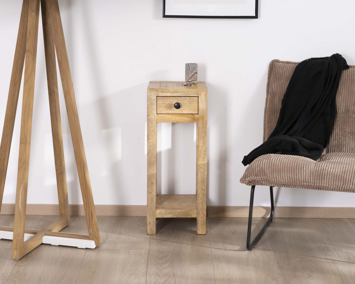 Comodino o piedistallo alto "Manoha" con 1 cassetto in mango H 70 cm