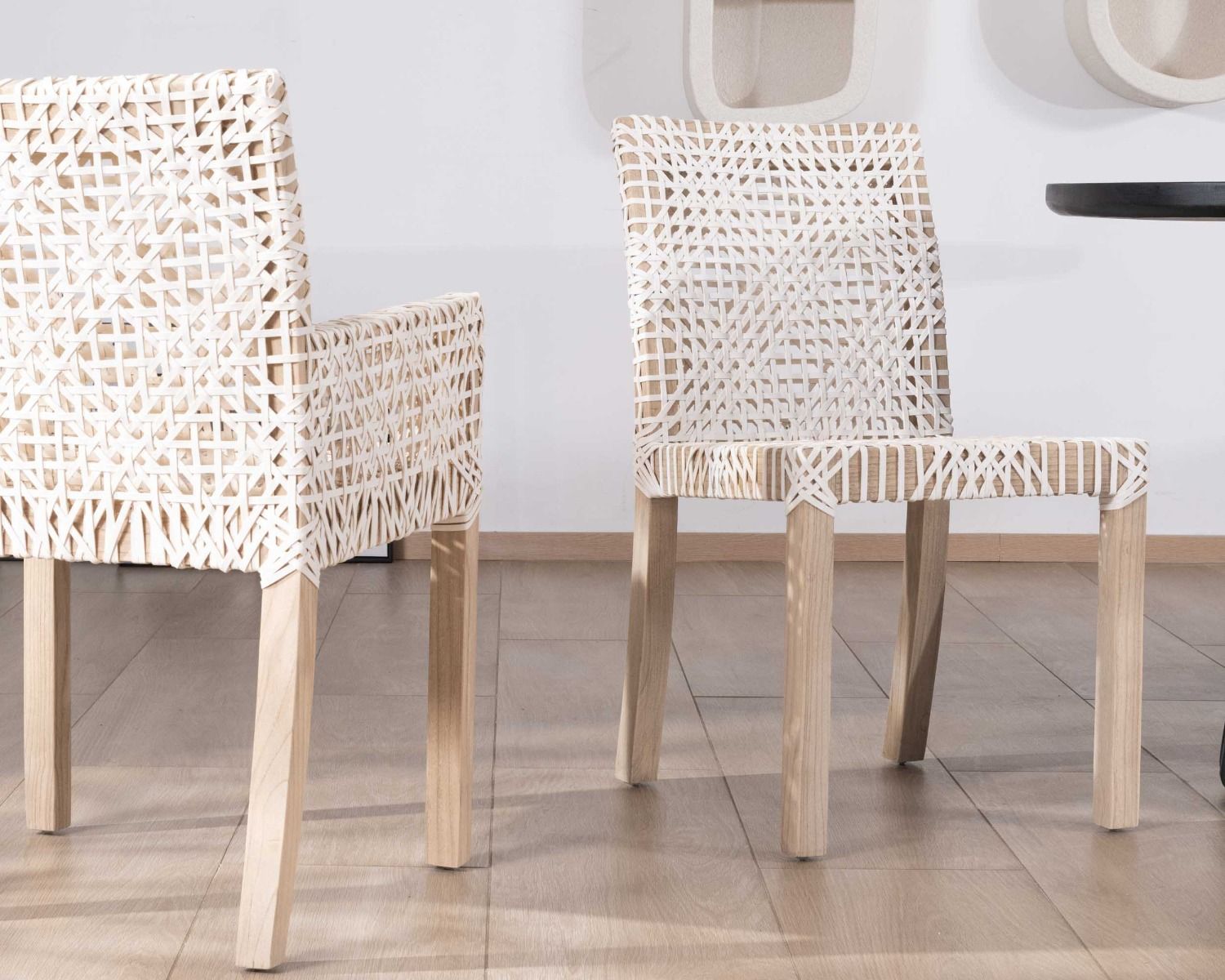 Set di 2 sedie da pranzo "Mambow" in teak e pelle intrecciata bianca