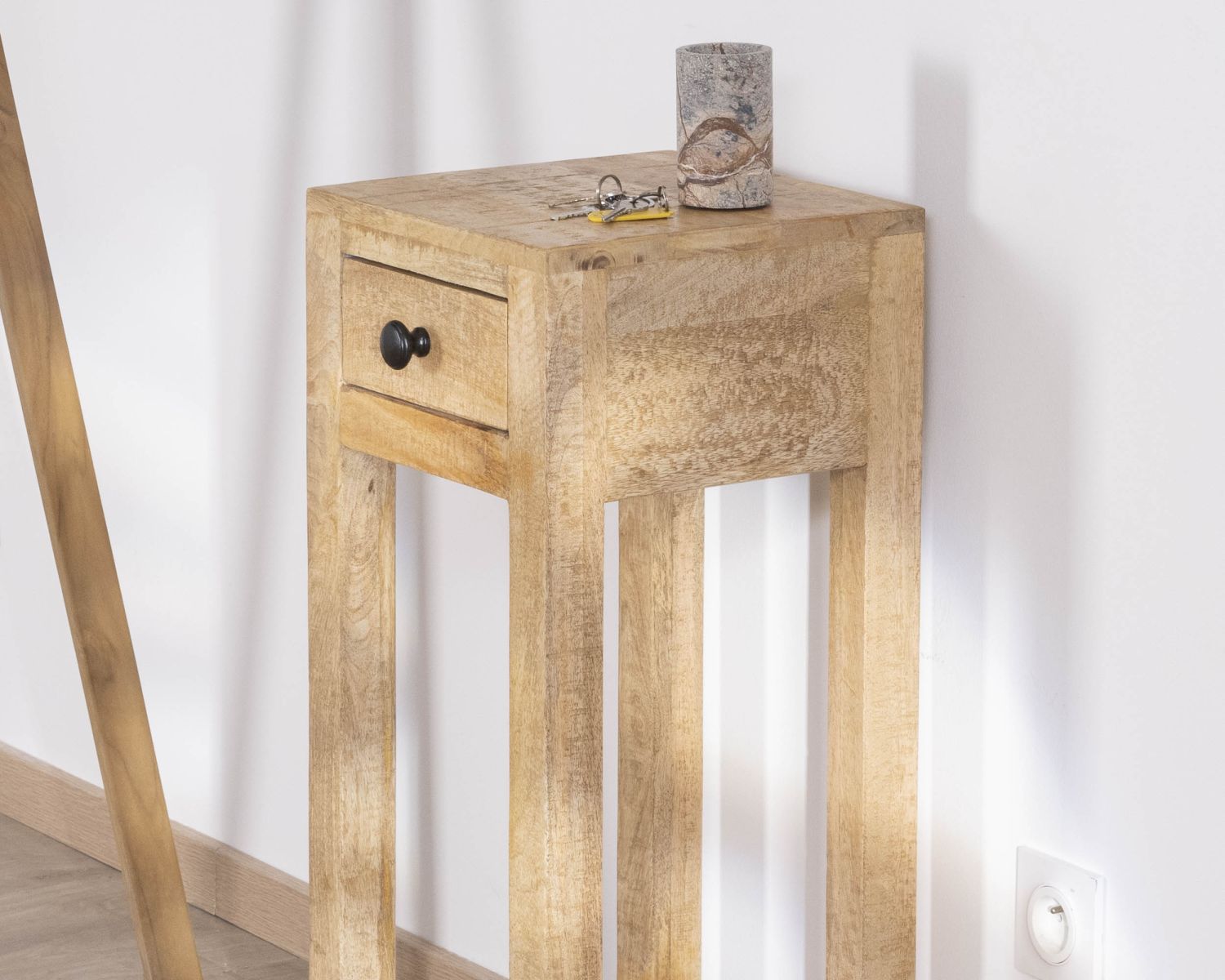 Comodino o piedistallo alto "Manoha" con 1 cassetto in mango H 70 cm