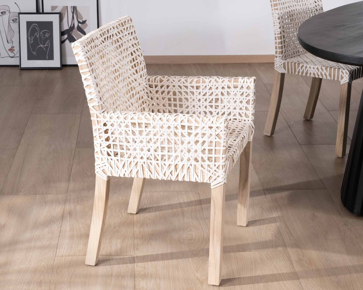 Sedia da pranzo "Mambow" con pelle intrecciata bianca e braccioli in teak