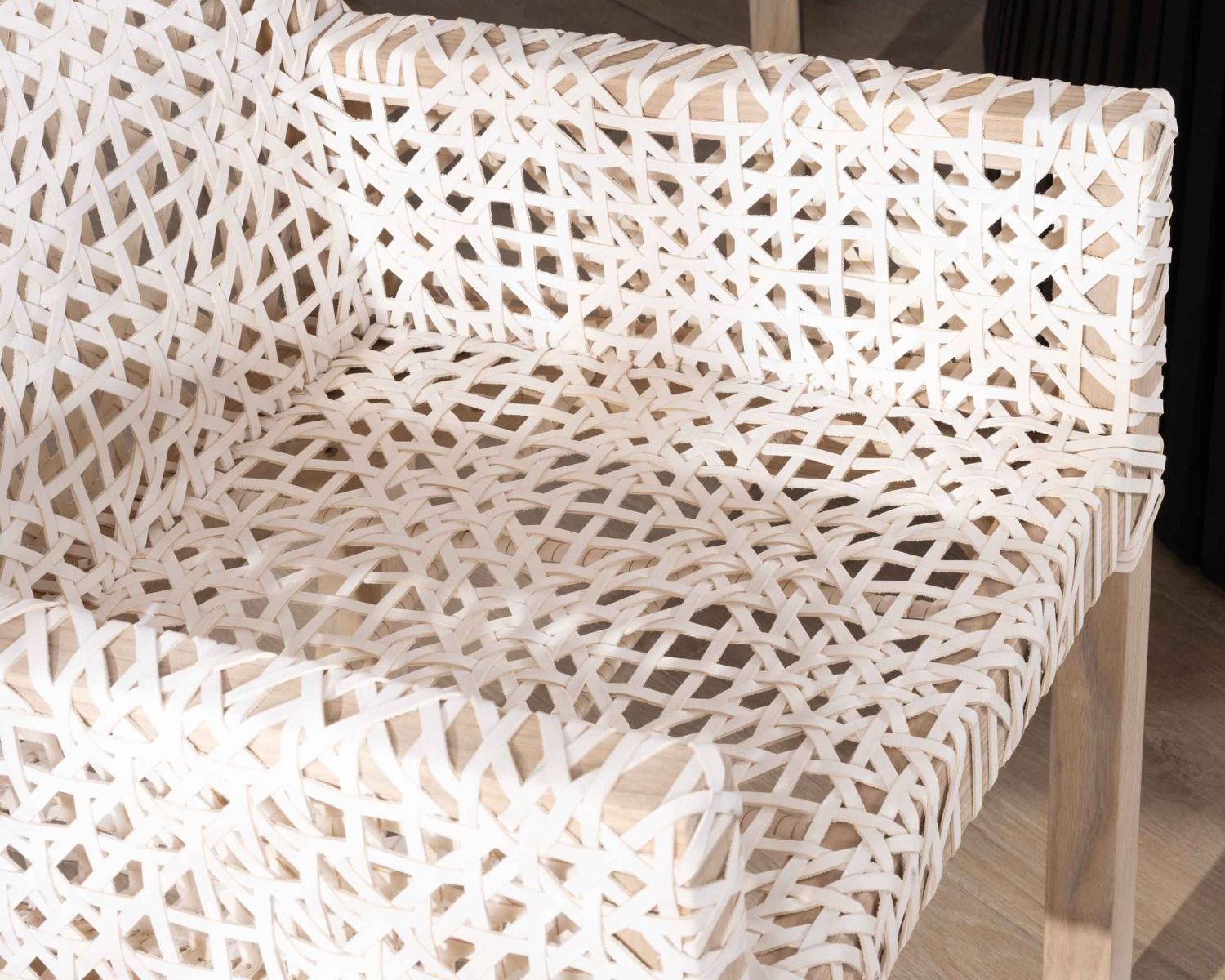 Sedia da pranzo "Mambow" con pelle intrecciata bianca e braccioli in teak