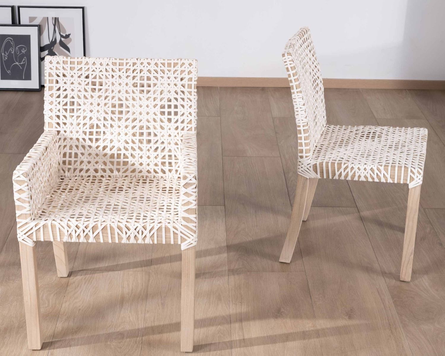 Sedia da pranzo "Mambow" con pelle intrecciata bianca e braccioli in teak