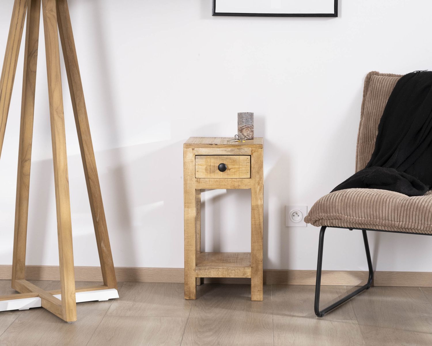 Comodino "Manoha" con struttura aperta e 1 cassetto, legno di mango H 60 cm