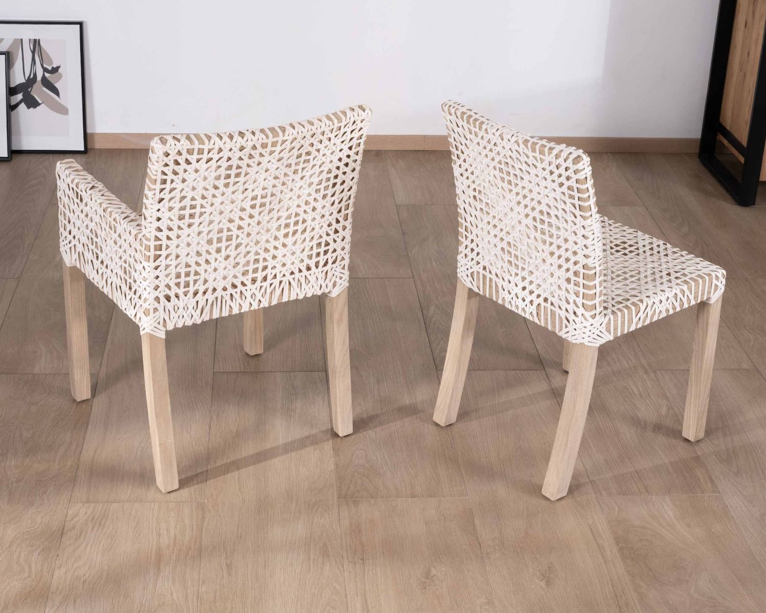 Sedia da pranzo "Mambow" con pelle intrecciata bianca e braccioli in teak